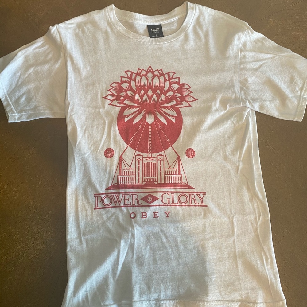 Like new Obey printed tshirt